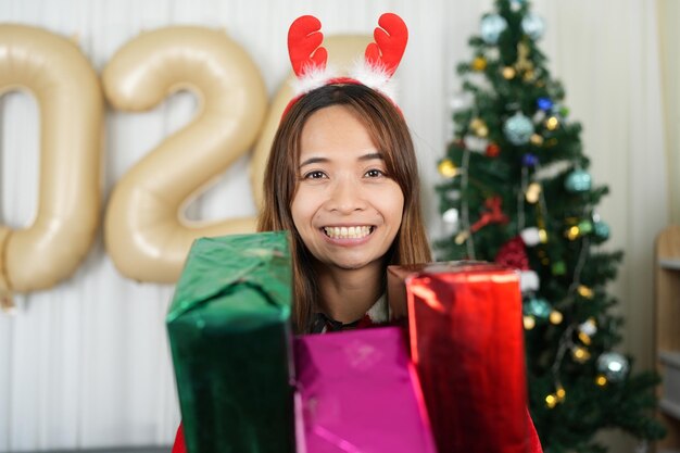 Foto feliz natal 2024 conceito as mulheres asiáticas estão felizes e encantadas de receber presentes de natal