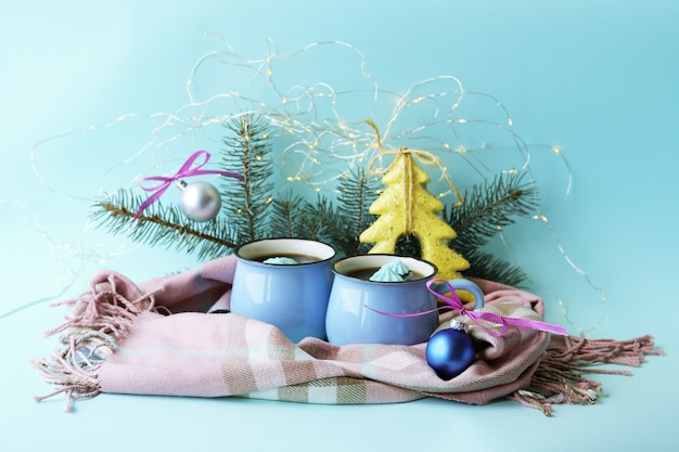 Feliz Natal, algumas xícaras de café com merengues, um lenço quente e enfeites