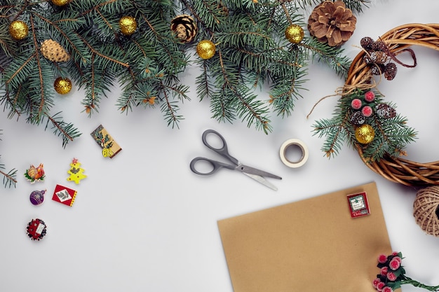 Feliz Natal, cartão e envelope decoração de Natal plano de fundo vista superior plana