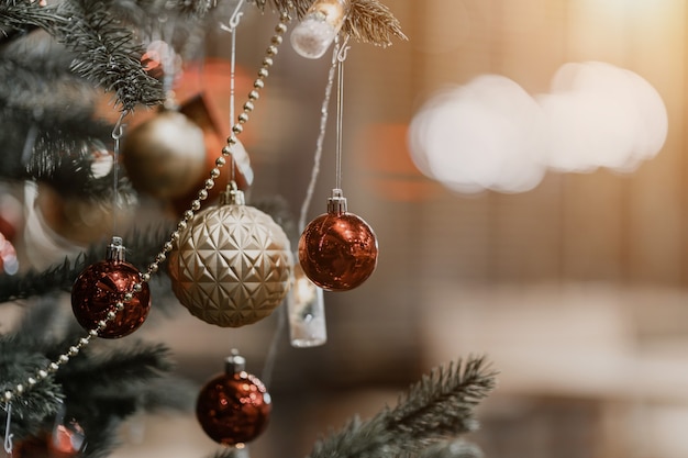 Feliz Natal, Close up de bolas coloridas, caixa de presentes e decoração de pacote de imagens de saudação de Natal no fundo verde da árvore de Natal Decoração durante o Natal e o ano novo.