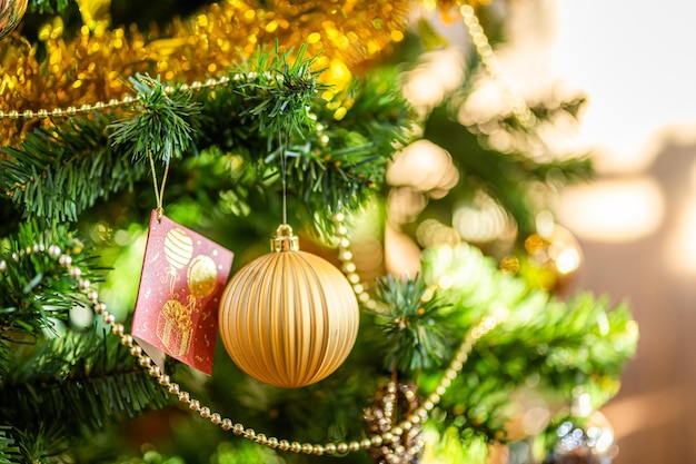 Feliz Natal, close-up de bolas coloridas, caixa de presentes e decoração de pacote de imagens de saudação de Natal no fundo verde da árvore de Natal Decoração durante o Natal e o ano novo.