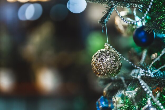 Feliz Natal, close-up de bolas coloridas, caixa de presentes e decoração de pacote de imagens de saudação de Natal no fundo verde da árvore de Natal Decoração durante o Natal e o ano novo.