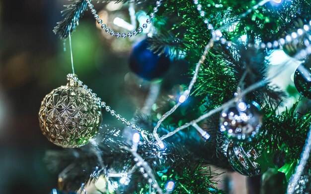 Feliz Natal, close-up de bolas coloridas, caixa de presentes e decoração de pacote de imagens de saudação de Natal no fundo verde da árvore de Natal Decoração durante o Natal e o ano novo.