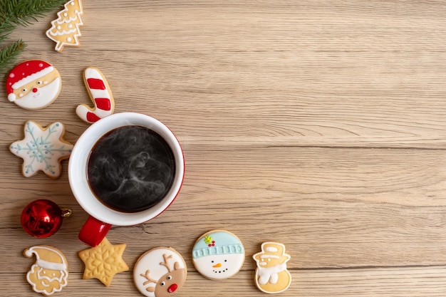 Feliz Natal com biscoitos caseiros e xícara de café no fundo da mesa de madeira. Conceito de véspera de Natal, festa, feriado e feliz ano novo