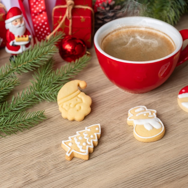 Feliz Natal com biscoitos caseiros e xícara de café no fundo da mesa de madeira feriado de festa de véspera de Natal e feliz conceito de Ano Novo