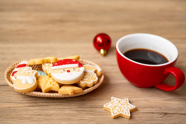 Feliz Natal com biscoitos caseiros e xícara de café no fundo da mesa de madeira feriado de festa de véspera de Natal e feliz conceito de Ano Novo