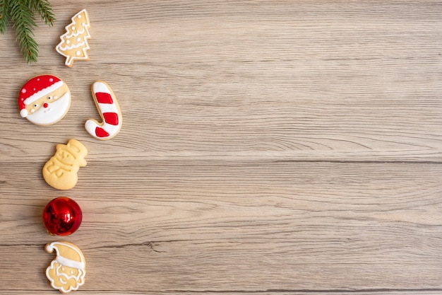 Feliz Natal com biscoitos caseiros no fundo da mesa de madeira. Conceito de Natal, festa, feriado e feliz ano novo