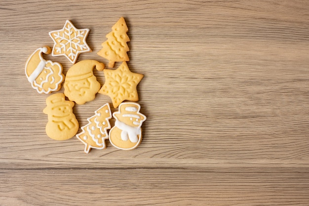 Feliz Natal com biscoitos caseiros no fundo da mesa de madeira. Conceito de Natal, festa, feriado e feliz ano novo