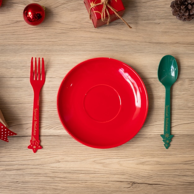 Feliz Natal com prato, garfo e colher no fundo da mesa de madeira. Conceito de Natal, festa e feliz ano novo