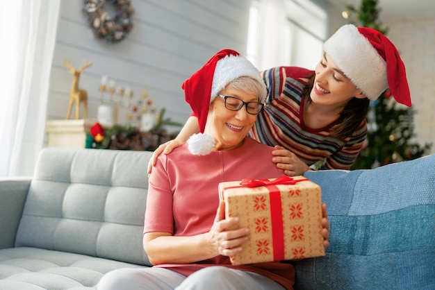 Feliz Natal e Boas Festas Família apaixonada com presentes no quarto