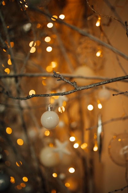 Feliz Natal e Feliz Ano Novo as mãos decoram a árvore de Natal com bolas e brinquedos