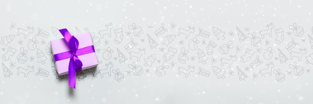 Feliz natal e feliz ano novo banner com decorações festivas da moda de caixa de presente artesanal com...