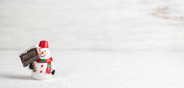 Feliz natal e feliz ano novo boneco de neve web banner com copyspace.