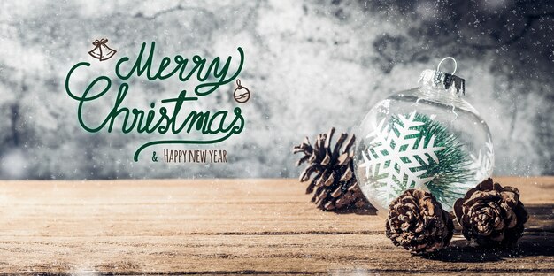 Feliz Natal e feliz ano novo Cadastre-se com bugiganga para árvore de Natal e pinha na mesa de madeira
