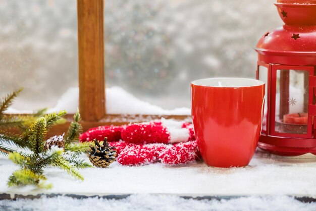 Feliz Natal e Feliz Ano Novo com café quente. Férias de inverno com neve e decoração.