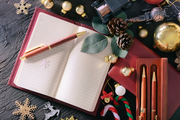 Feliz natal e feliz ano novo conceito com madeira de caneta vintage de nota de livro e outra decoração