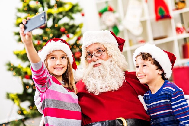 Feliz Natal e Feliz Ano Novo Feliz família está à espera do Ano Novo