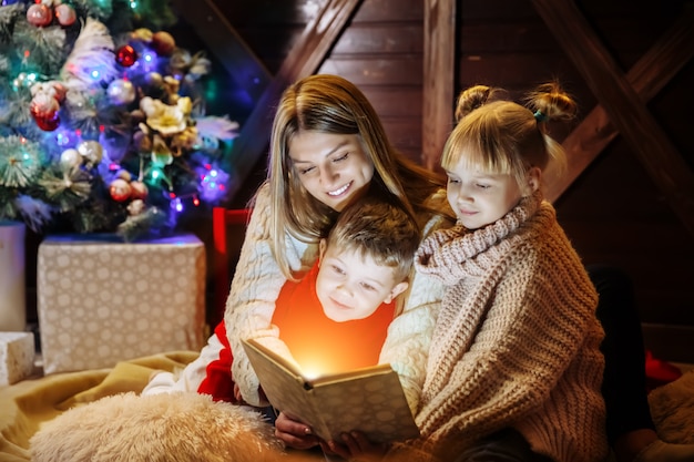 Foto feliz natal e feliz ano novo, linda família no interior de natal.