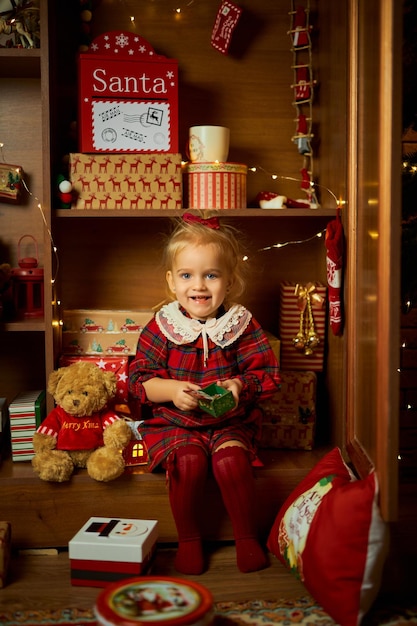 Feliz natal e felizes feriados uma menina num vestido a xadrez