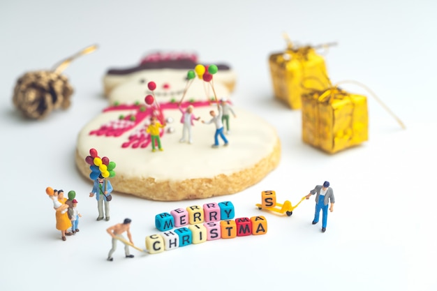 Foto feliz natal festa de família com presentes e biscoitos. fundo de feriados.