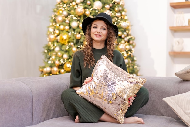 Feliz natal jovem caucasiana na casa de inverno Senhora de chapéu preto