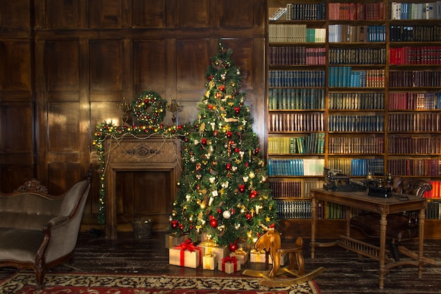 Feliz Natal. Árvore de Natal com lindas bolas no interior marrom. quarto em estilo clássico.