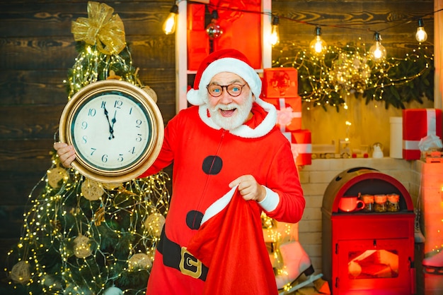 Feliz navidad año nuevo y navidad santa claus muestra en el reloj feliz navidad santa con ...