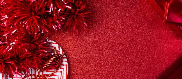 Feliz navidad y año nuevo rojo. Vista superior de oropel, caja de regalo, bola, cinta decorar en mesa brillante