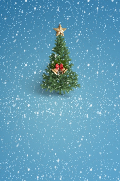 Feliz Navidad y árbol de Navidad con nieve en el fondo de color
