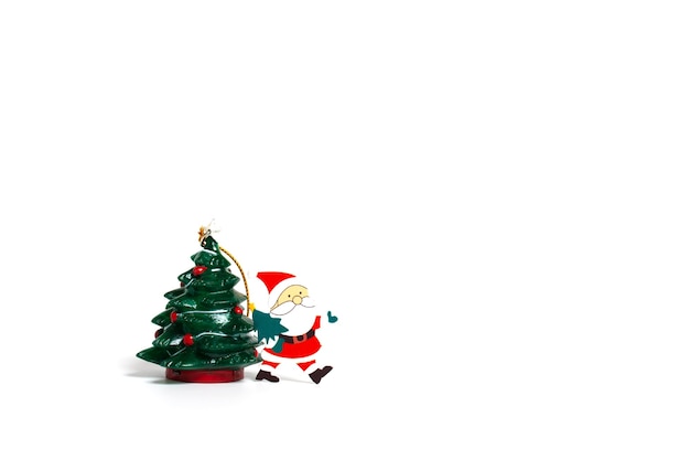 Feliz Navidad. Árbol de navidad con santa claus sobre fondo blanco feliz año nuevo laicos plana