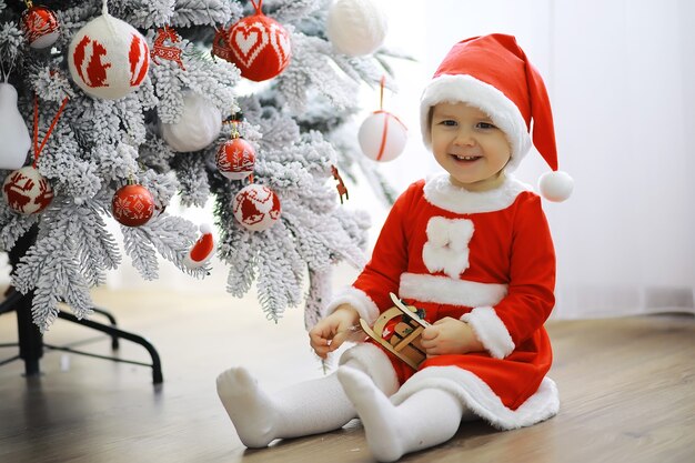 Feliz Navidad brillante Precioso bebé disfruta de la Navidad Santa niña niño celebrar la Navidad