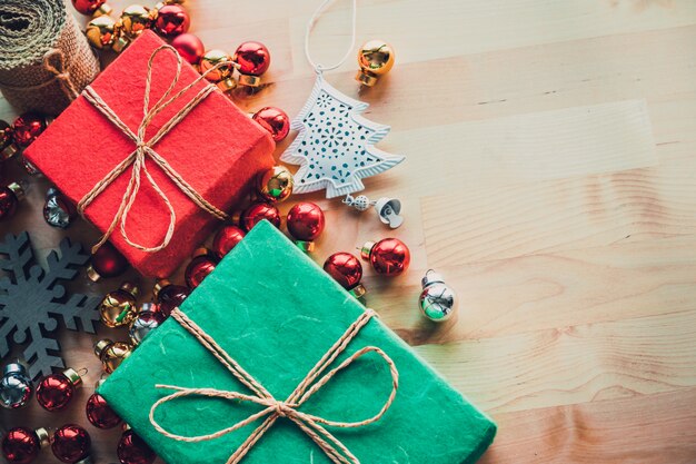 Feliz navidad con caja de regalo presente y elemento de adorno