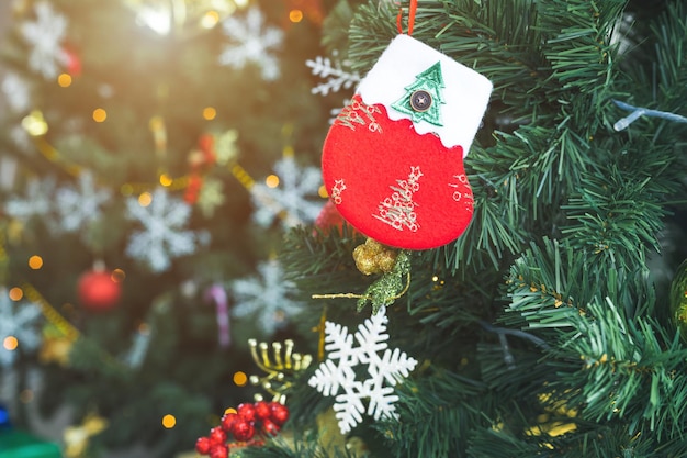 Feliz Navidad, cerca de bolas de colores, caja de regalos y decoración de paquete de imagen de felicitación de Navidad sobre fondo de árbol de Navidad verde Decoración durante Navidad y año nuevo.