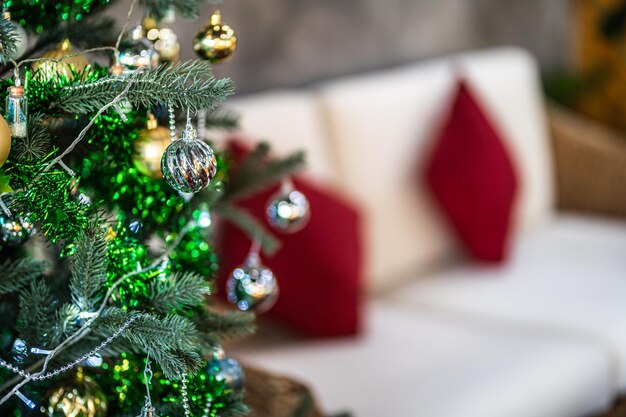 Feliz Navidad, cerca de bolas de colores, caja de regalos y decoración de paquete de imagen de felicitación de Navidad sobre fondo de árbol de Navidad verde Decoración durante Navidad y año nuevo.