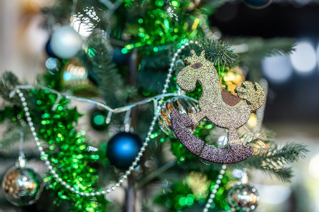 Feliz Navidad, cerca de bolas de colores, caja de regalos y decoración de paquete de imagen de felicitación de Navidad sobre fondo de árbol de Navidad verde Decoración durante Navidad y año nuevo.