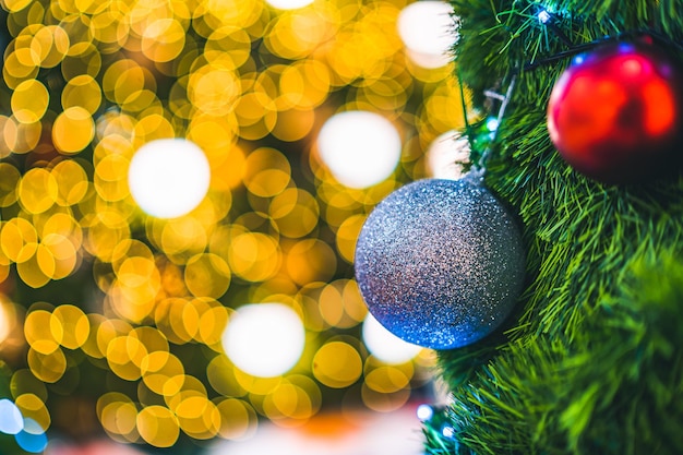 Feliz Navidad, cerca de bolas de colores, caja de regalos y decoración de paquete de imagen de felicitación de Navidad sobre fondo de árbol de Navidad verde Decoración durante Navidad y año nuevo.