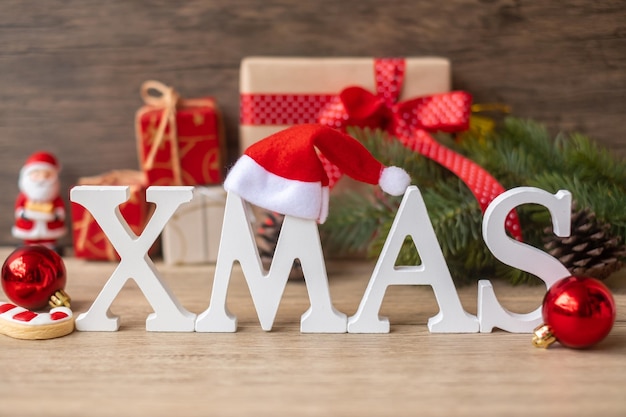 Foto feliz navidad con decoración de mesa. víspera de navidad, fiesta, vacaciones y feliz año nuevo concepto