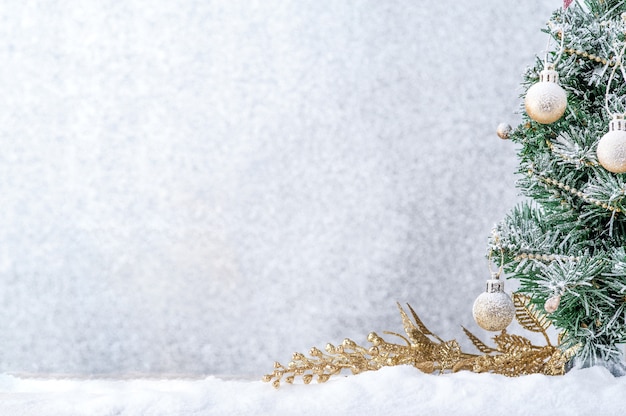 Feliz Navidad. Decoración de la Navidad con la bola de oro en la nieve.