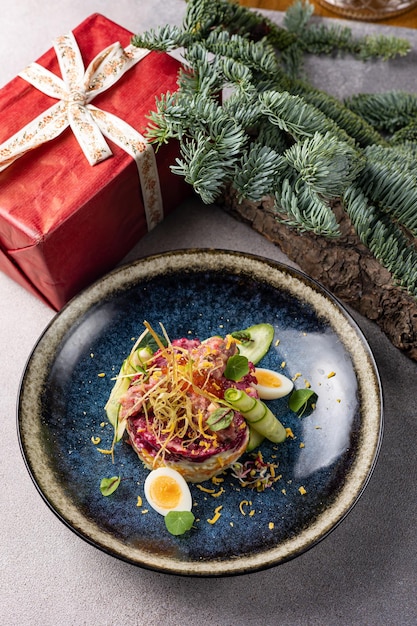 Feliz navidad. deliciosas ensaladas sobre un fondo gris