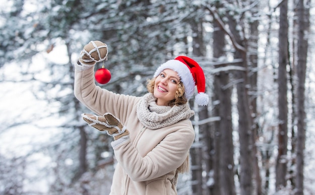 Feliz Navidad. Día de San Esteban. Niña celebra la Navidad. Concepto de vacaciones de invierno. Regalo de invierno. Mujer ropa de abrigo bosque nevado. Ambiente de diciembre. La naturaleza cubrió la nieve. Traje de invierno. Año nuevo.