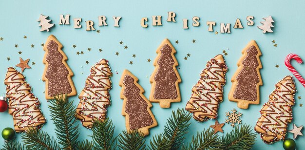 Foto feliz navidad escrita con letras de madera galletas y decoraciones navideñas