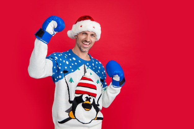 Feliz navidad exitoso hombre positivo celebra la navidad en guantes de boxeo copia espacio