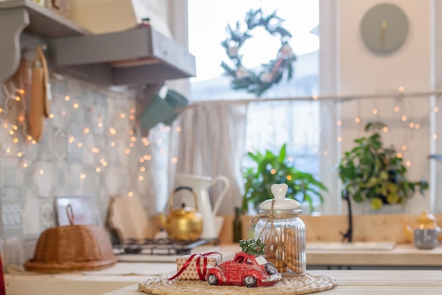 Feliz Navidad y Felices Fiestas. Una hermosa cocina decorada para Navidad