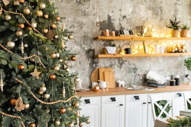 Feliz Navidad y Felices Fiestas. Hora de la fiesta del té en familia. Mesa de madera navideña.