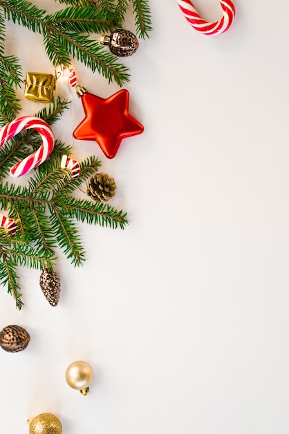 Feliz Navidad y felices fiestas tarjeta de felicitación de fondo, marco. Año nuevo. Adornos navideños y juguetes, caramelos de menta y luces. Vacaciones de invierno. Endecha plana. Tarjeta de felicitación