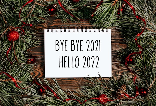 Feliz navidad y feliz año nuevo concepto con texto Bye bye 2021 Hola 2022