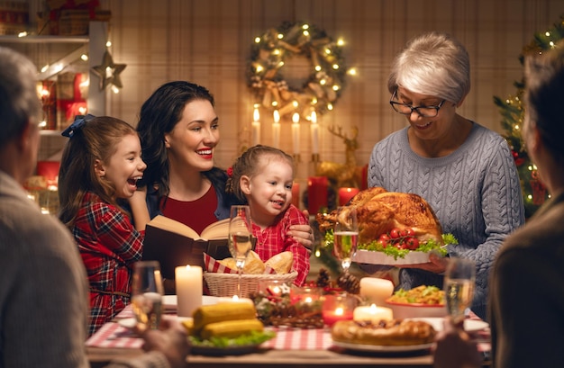 Feliz Navidad Feliz familia cenando en casa