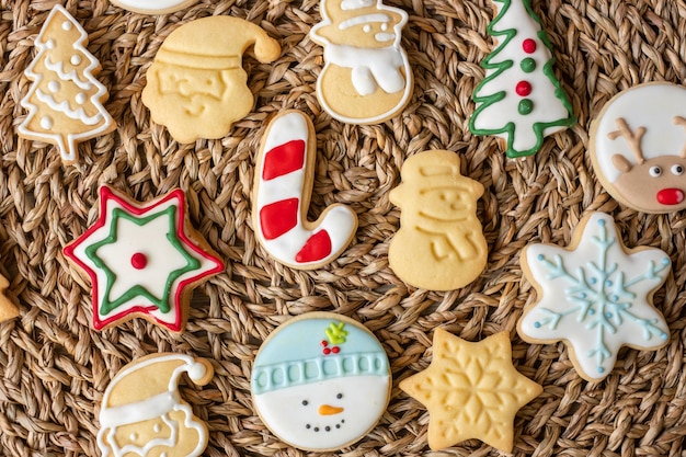 Feliz Navidad con galletas caseras en el fondo de la mesa de madera Fiesta de Navidad y feliz concepto de Año Nuevo