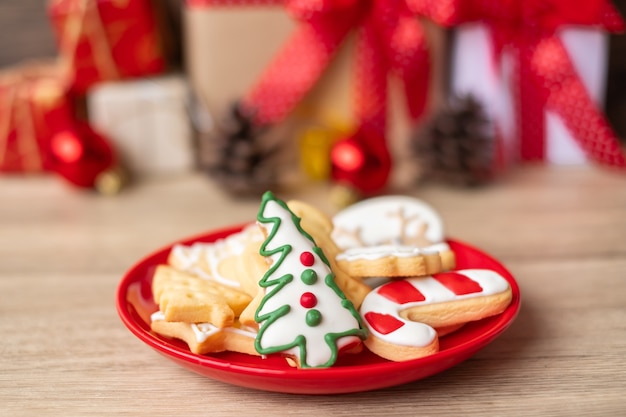 Feliz Navidad con galletas caseras sobre fondo de mesa de madera. Concepto de Navidad, fiesta, vacaciones y feliz año nuevo