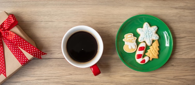 Feliz Navidad con galletas caseras y taza de café en el fondo de la mesa de madera Fiesta de la víspera de Navidad y feliz concepto de Año Nuevo